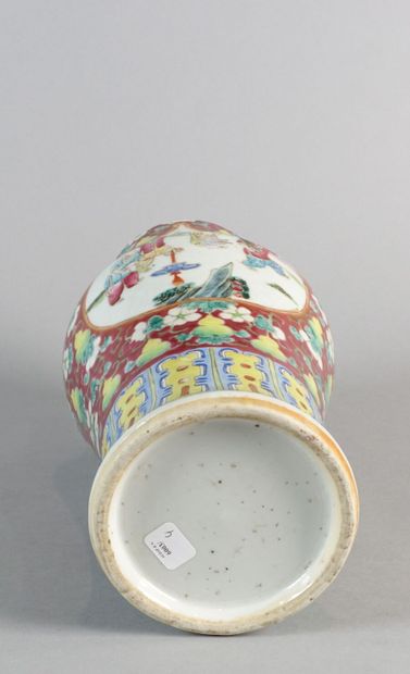 null CHINE 

Vase balustre en porcelaine aux émaux de la famille rose à décor de...