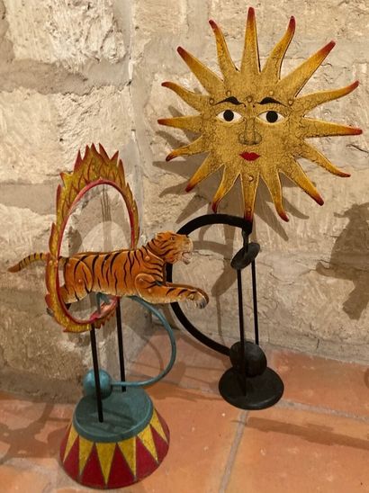 null Deux figures de pendules en métal polychrome figurant un soleil et un tigre...