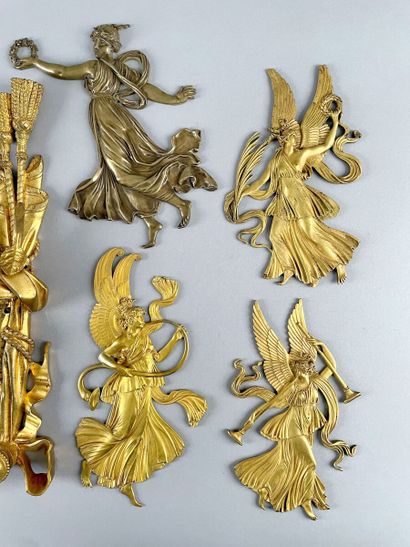 null Six éléments d'applique décoratifs en bronze doré : ruban retenant une draperie,...