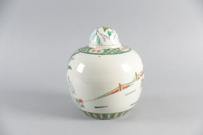 null CHINE, XXe siècle

Pot à gingembre en porcelaine blanche à décor polychrome...