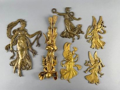 null Six éléments d'applique décoratifs en bronze doré : ruban retenant une draperie,...