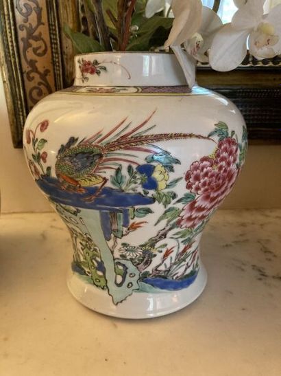null CHINE, XIXe siècle

Paire de vases en porcelaine blanche aux émaux de la famille...