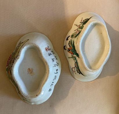 null CHINE, vers 1900

Deux raviers quadrilobés sur talon, en porcelaine à décor...