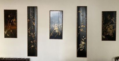 null JAPON, Meiji

Suite de cinq panneaux en bois laqué noir et or à incrustation...