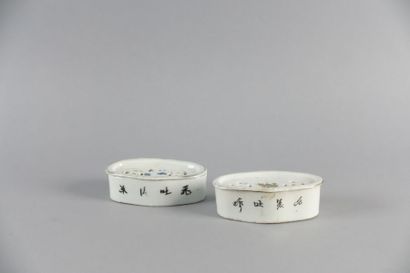 null CHINE, vers 1900

Deux petits boîtes en porcelaine ajourée à décor de fleurs,...