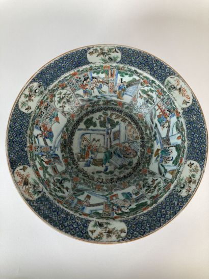 null CHINE, Canton - Fin du XIXe siècle

Bassin en porcelaine émaillée polychromes...