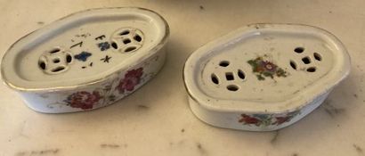 null CHINE, vers 1900

Deux petits boîtes en porcelaine ajourée à décor de fleurs,...
