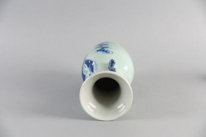 null CHINE, XIXe siècle

Vase balustre en porcelaine à décor en camaïeu de bleu d'un...
