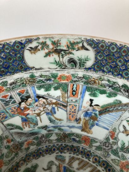 null CHINE, Canton - Fin du XIXe siècle

Bassin en porcelaine émaillée polychromes...