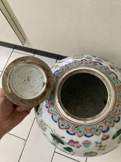 null CHINE, vers 1900

Pot à gingembre couvert en porcelaine blanche à décor d'objets...