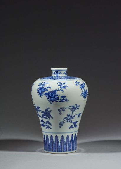 null CHINA - QIANLONG period (1736-1795)
Porcelain meiping vase decorated in blue...
