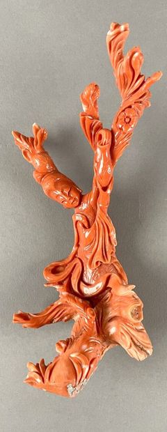null CHINE - XXe siècle
Groupe en corail rouge sculpté d'une jeune femme assise,...