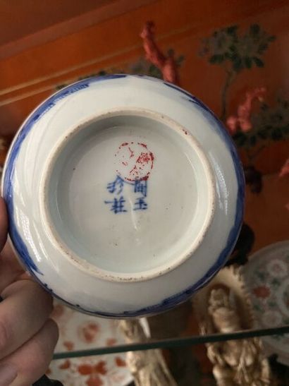 null CHINE POUR LE VIETNAM - XIXe siècle
Bol en porcelaine décorée en bleu sous couverte...