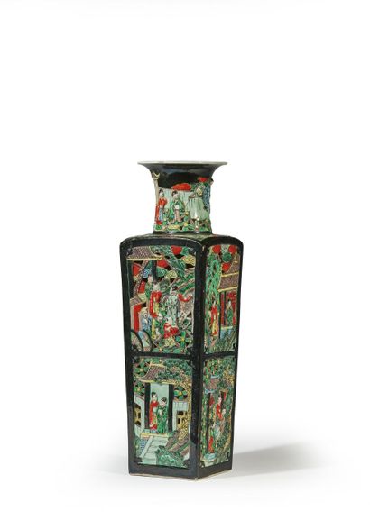 CHINE - Vers 1900
Grand vase carré à col...