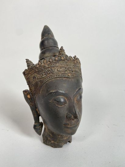 null THAILANDE - Vers 1900
Tête de Bouddha en bronze à patine brune, les yeux mi-clos,...