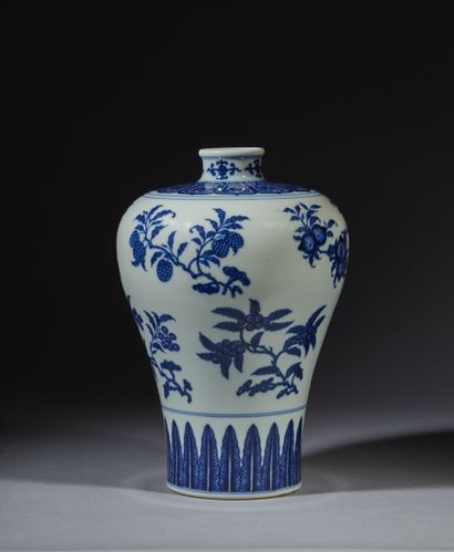 null 
CHINE - Époque QIANLONG (1736-1795)

Vase de forme meiping en porcelaine.



-

NO...