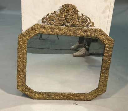 null Miroir octogonal en bronze doré surmonté d'un fronton 
Travail de style Louis...
