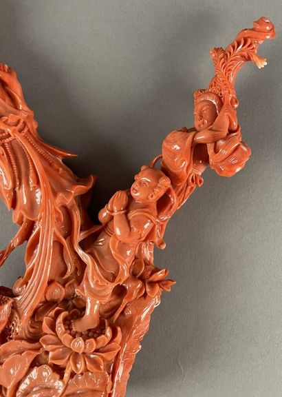 null CHINE - XXe siècle
Groupe en corail rouge, une branche sculptée d'une jeune...
