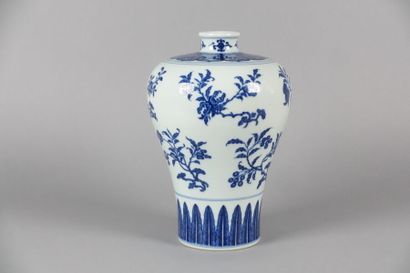 null 
CHINE - Époque QIANLONG (1736-1795)

Vase de forme meiping en porcelaine.



-

NO...