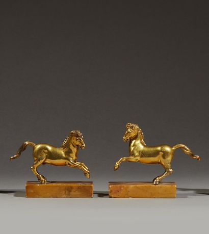 null École italienne du XVIIIe siècle 
Paire de chevaux cabrés
Statuettes en bronze...