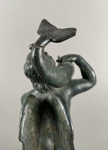 null École du XIXe siècle d'après l'antique
Cupidon portant un dauphin sur son épaule
Bronze...