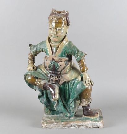 null CHINE - Vers 1900
Statuette de dignitaire assis sur un socle, en grès émaillé...
