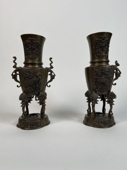 null JAPON - Époque MEIJI (1868-1912)
Paire de vases en bronze posant sur quatre...