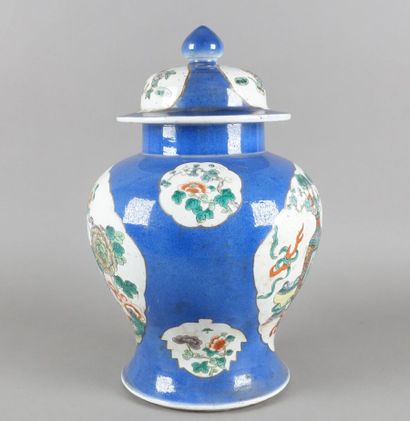 null CHINE - XIXe siècle
Potiche couverte en porcelaine émaillée polychrome de la...