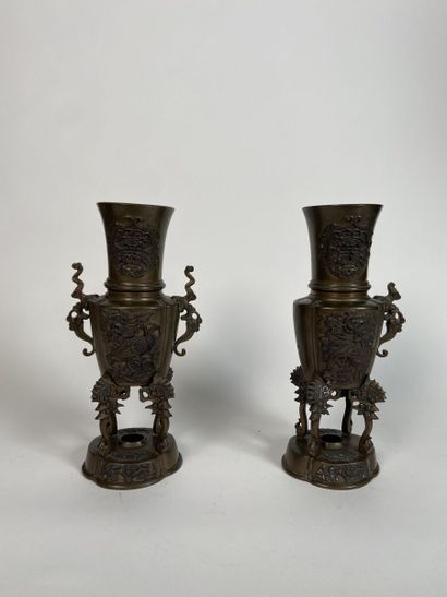 null JAPON - Époque MEIJI (1868-1912)
Paire de vases en bronze posant sur quatre...