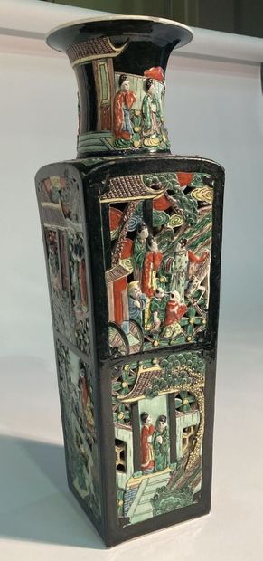 null CHINE - Vers 1900
Grand vase carré à col évasé en porcelaine à décor ajouré...