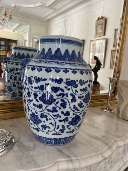null CHINE - Début du XXe siècle
Vase en porcelaine décorée en bleu sous couverte...