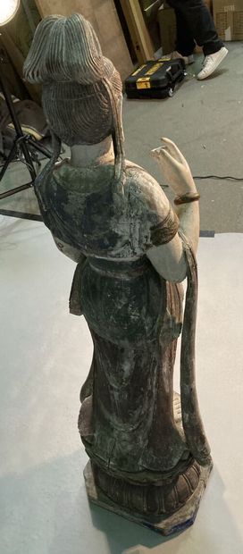 null CHINE - XXe siècle
Statue de Guanyin en bois polychrome, se tenant debout sur...