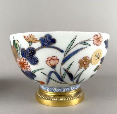 null JAPON - Milieu époque EDO (1603-1868)
Deux bols couverts en porcelaine à décor...