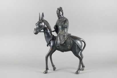 null JAPON - vers 1900
Statue en bronze à patine brune et émaux cloisonnés représentant...