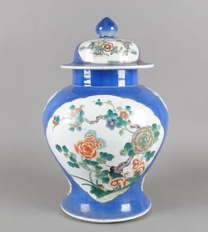 null CHINE - XIXe siècle
Potiche couverte en porcelaine émaillée polychrome de la...