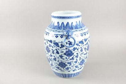 null CHINE - Début du XXe siècle
Vase en porcelaine décorée en bleu sous couverte...