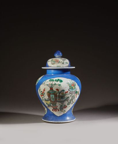 CHINE - XIXe siècle
Potiche couverte en porcelaine...