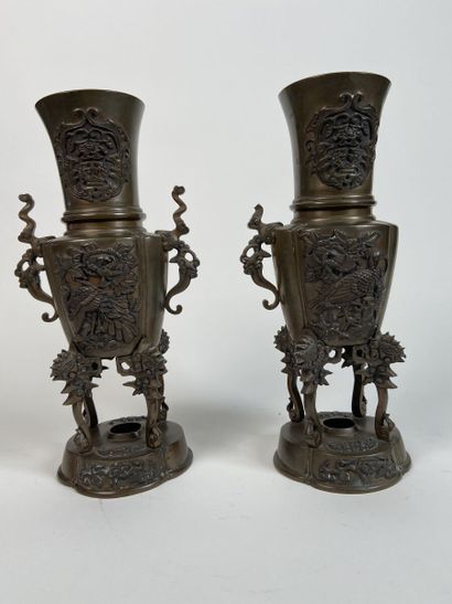 null JAPON - Époque MEIJI (1868-1912)
Paire de vases en bronze posant sur quatre...