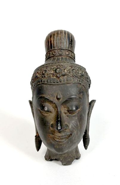 null THAILANDE - Vers 1900
Tête de Bouddha en bronze, les yeux mi-clos, les cheveux...