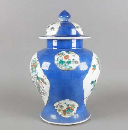 null CHINE - XIXe siècle
Potiche couverte en porcelaine émaillée polychrome de la...