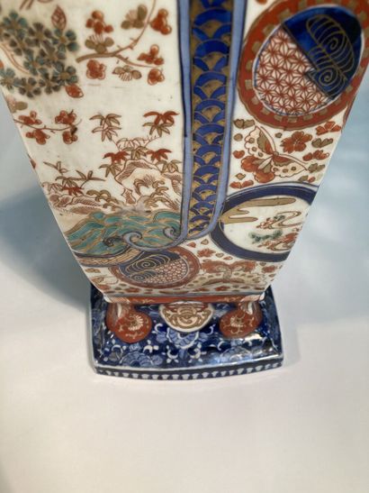 null JAPON, Imari - Époque MEIJI (1868-1912)
Paire de vases de forme losange en porcelaine...