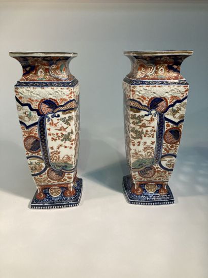 null JAPON, Imari - Époque MEIJI (1868-1912)
Paire de vases de forme losange en porcelaine...