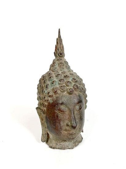 null THAILANDE - style sukhothai
Tête de bouddha en bronze à patine verte, les yeux...