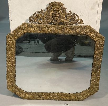 null Miroir octogonal en bronze doré surmonté d'un fronton 
Travail de style Louis...