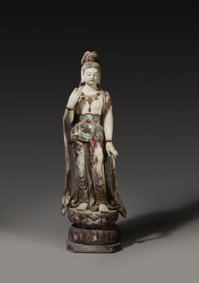 null CHINE - XXe siècle
Statue de Guanyin en bois polychrome, se tenant debout sur...