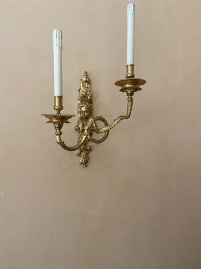 null Suite de quatre appliques à deux bras de lumière torsadés en bronze ciselé et...