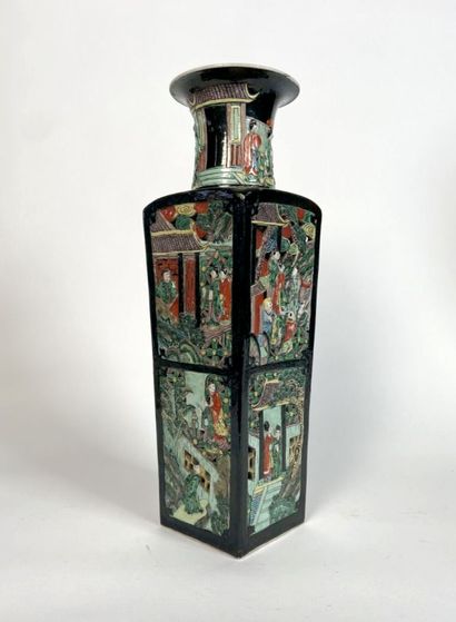 null CHINE - Vers 1900
Grand vase carré à col évasé en porcelaine à décor ajouré...