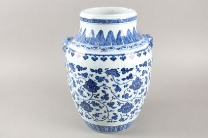 null CHINE - Début du XXe siècle
Vase en porcelaine décorée en bleu sous couverte...