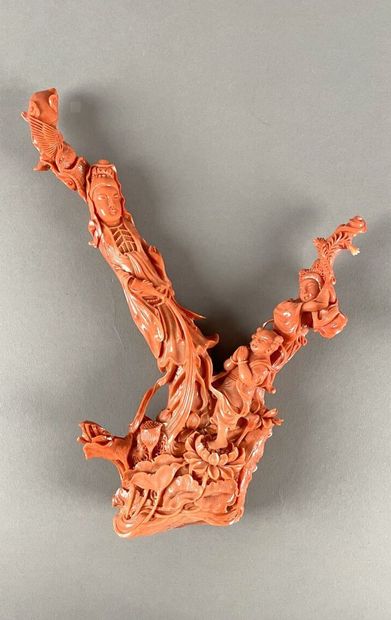 null CHINE - XXe siècle
Groupe en corail rouge, une branche sculptée d'une jeune...