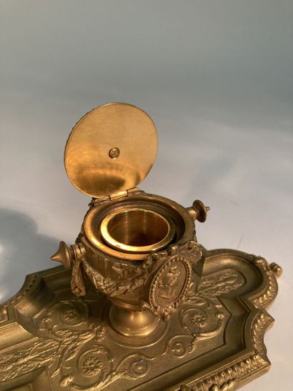null Encrier quadripode, en bronze doré, à décor d'un pot couvert orné d'un profil...